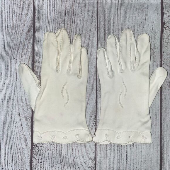 Vintage scallop edge embroidered white gloves 
XS/small women - Picture 1 of 7